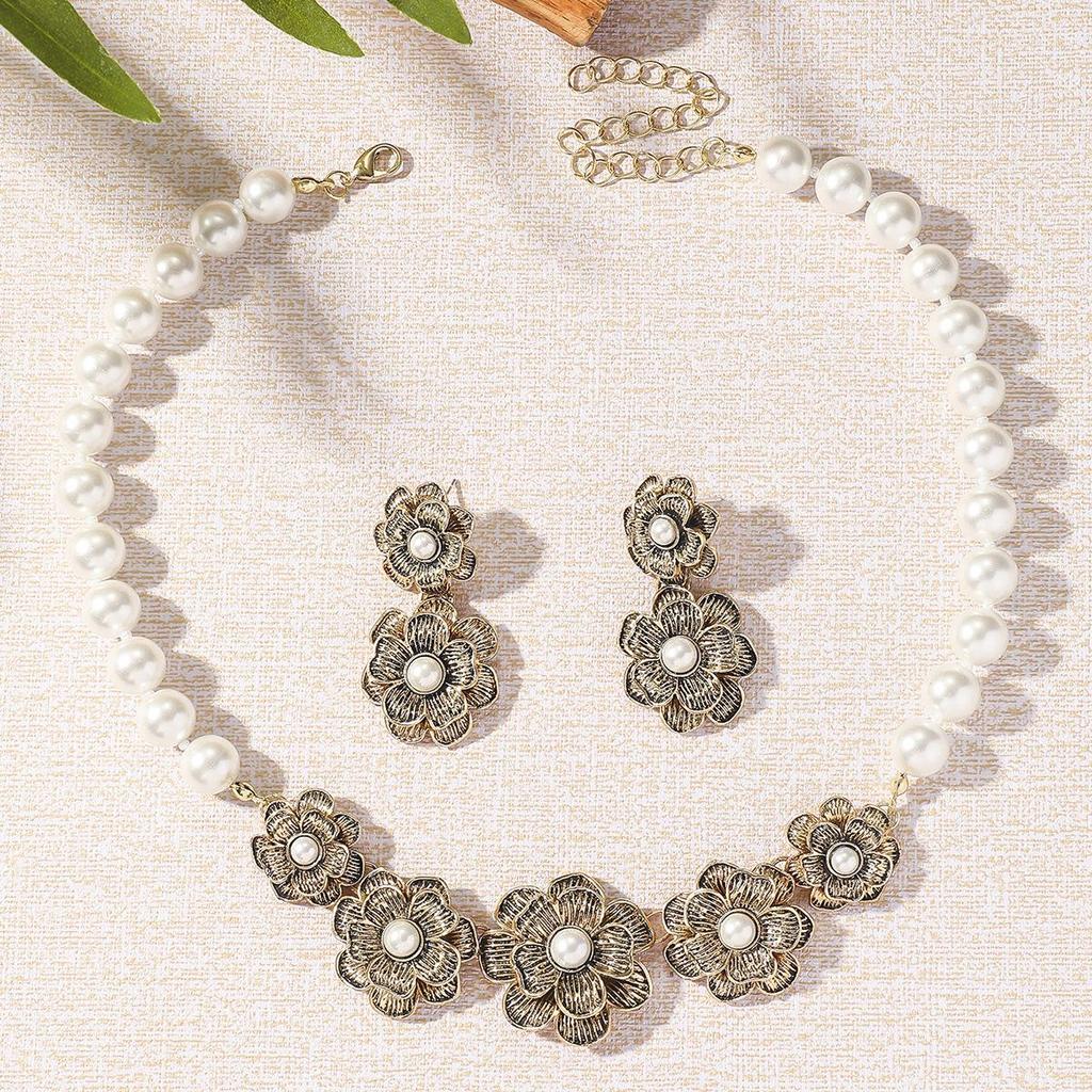 Blooming Pearl Earrings & Luxurious Clavicle Necklace: Fashionable Accessories with High-End Feel for Women’s Fashion.