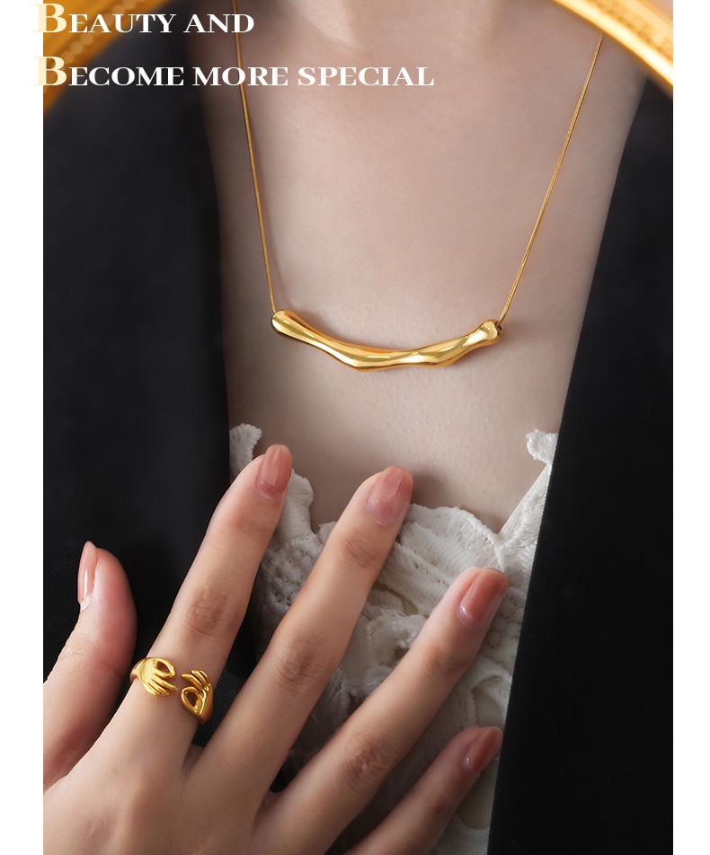 French Retro 18K Gold Titan Clavicle Necklace for Women