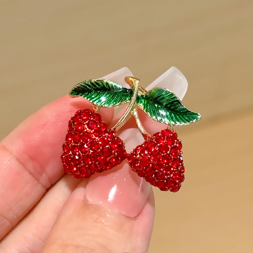 Broche fraise incrustée de diamants, broche femme haut de gamme, épingle anti-lumière, accessoires haut de gamme, accessoires vestimentaires