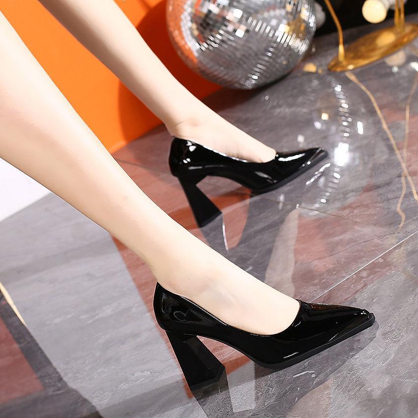 

British style metal pointed high heels women s spring and autumn 2025 new thick heel light mouth patent leather fashion shoes 39 чорний