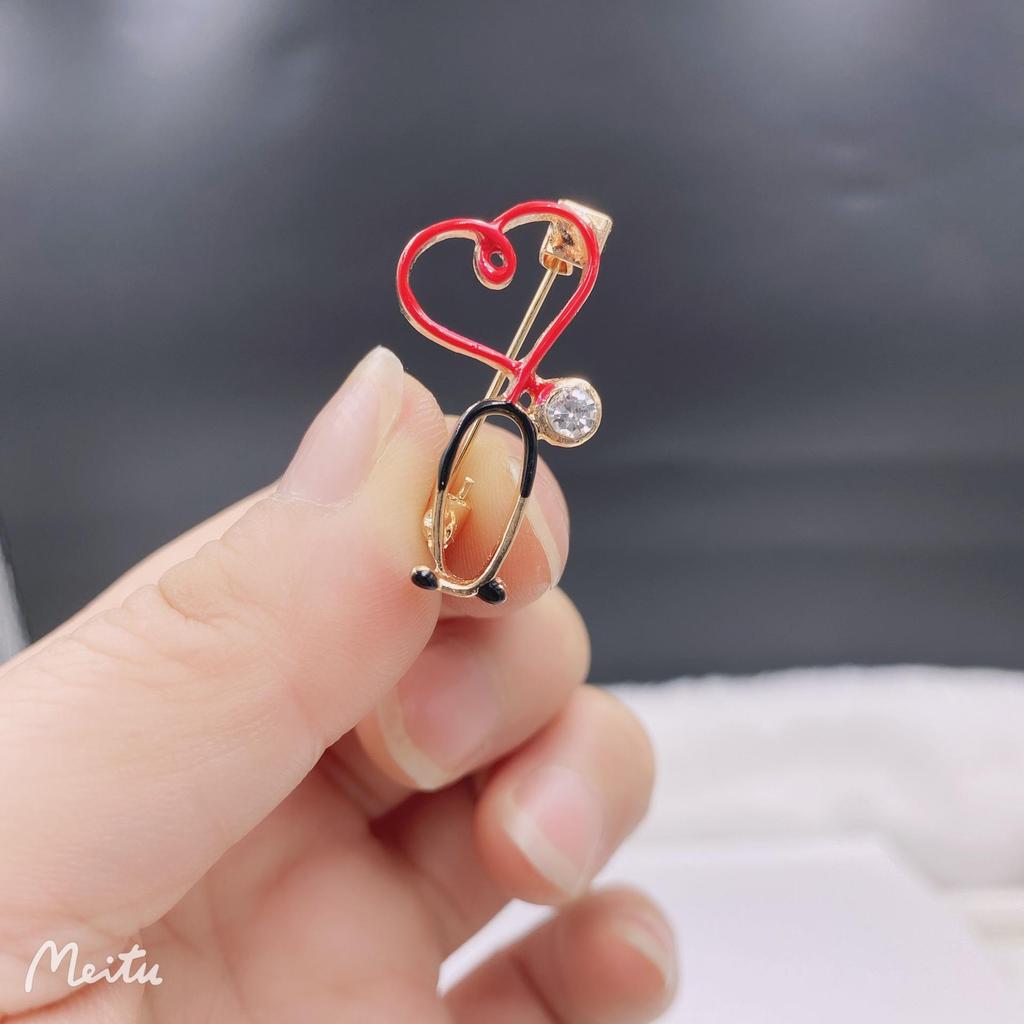 Wuhan Hospital Epidemic Prevention Brooches: Cartoon Series with Thermometers, Caring Doctors, Nurses, and More Creative Designs.