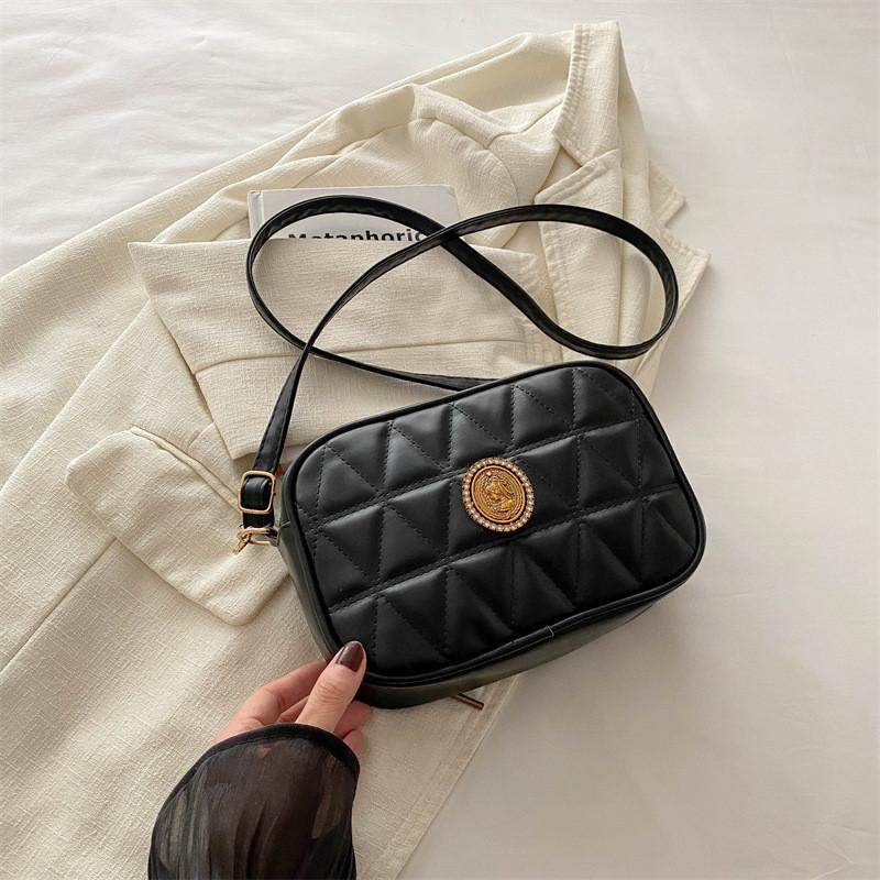 

Stylish And Minimalist Shoulder Bag For Fall Featuring Chic Design And Versatile Colors чёрный