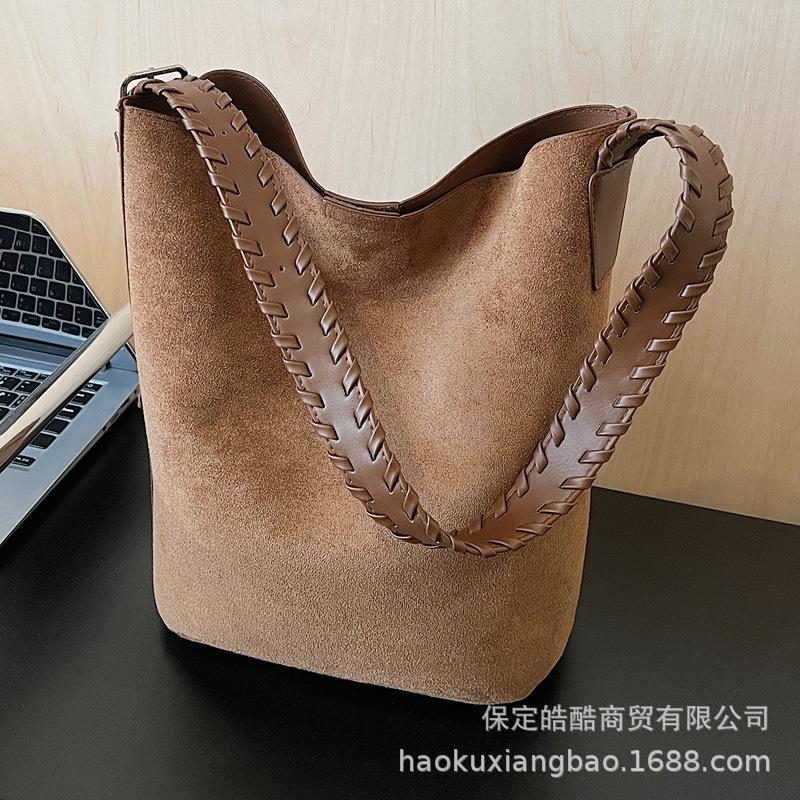 Simple retro large-capacity bag women's 2025 new commuter versatile messenger bag fashionable shoulder underarm bucket bag