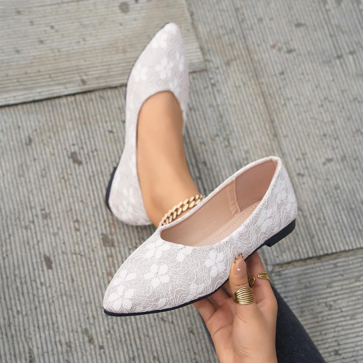 

In 2025, large-size women s shoes, pointed single flat bottom, one pedal, shallow mouth foot cover, casual shoes, lazy shoes. 43