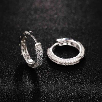 Huitan Klassische Farb-Creolen mit funkelndem Zirkonia für Damen/Herren Ewigkeit Zeitloser Stil Ohrringe Einfacher Vielseitiger Schmuck