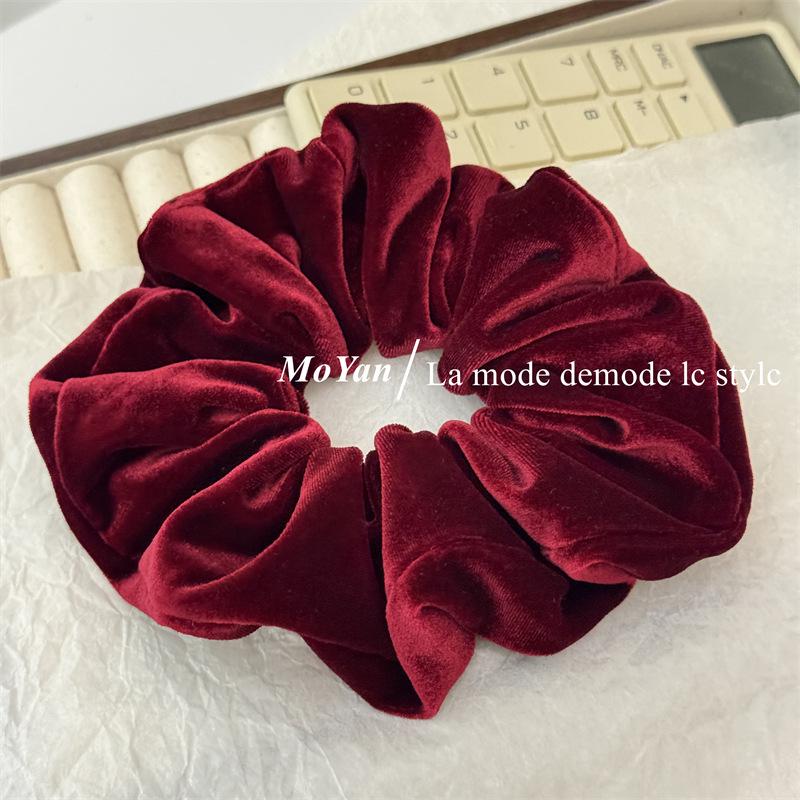 Elegant Velvet Scrunchie: Retro Women's Ponytail Hair Accessory