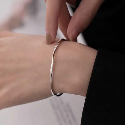 Bracelet minimaliste Boucle de Möbius pour femmes, Manchette géométrique ajustable avec finition hypoallergénique or/argent, Bijou à superposer