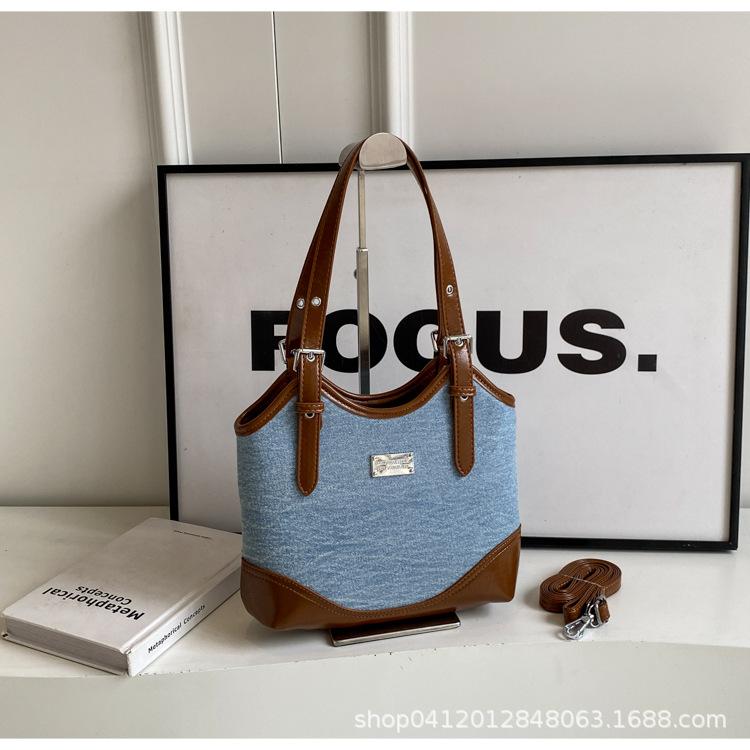 

Fashion canvas splicing large bag women s 2025 new large-capacity commuting shoulder messenger bag underarm tote women s bag коричневый