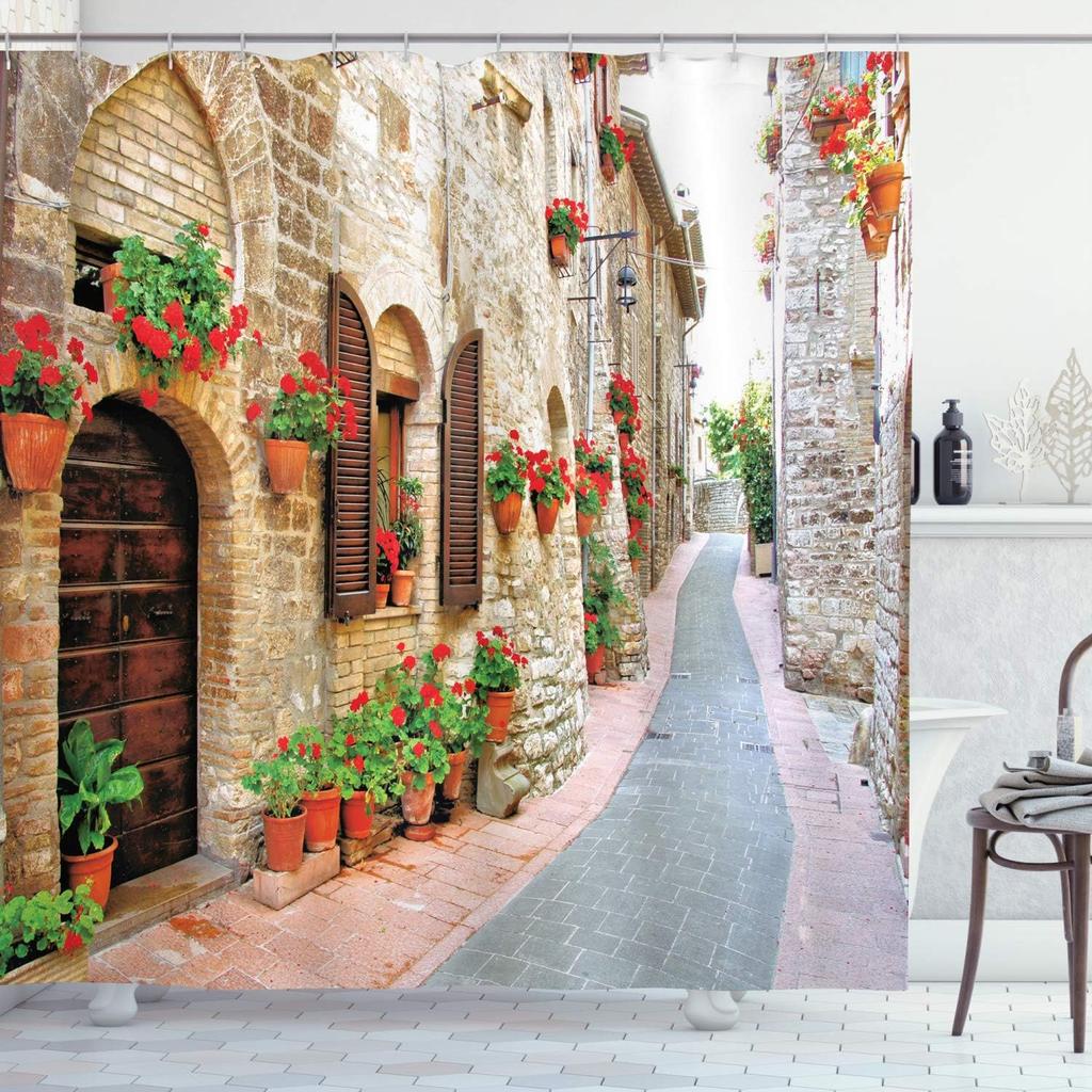Tenda Doccia Strada Toscana con Ganci – Vicolo di Villaggio Italiano, Fiori Rossi e Muri in Pietra, Scena di Giorno di Sole in Marrone Vermiglio