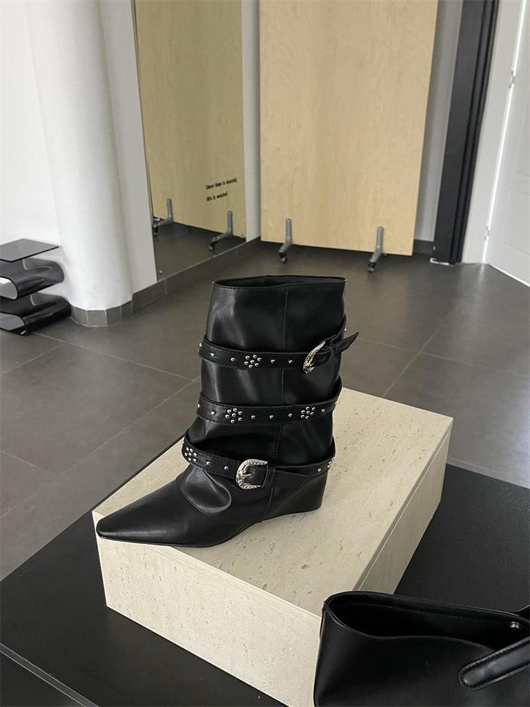 Französische weiße Stiefeletten aus Rindsleder: Modische spitze Zehenpartie, weiter Schaft, schlankmachende Gürtelschnalle, Nieten-Keilabsatz, kniehohe Hosenstiefel