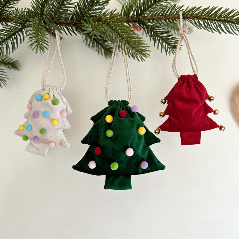 Christmas Tree Shaped Polyester Drawstring Gift Bags With Colorful Pom Poms Bell Decor For Xmas Tree Hanging Party Gifts Storage