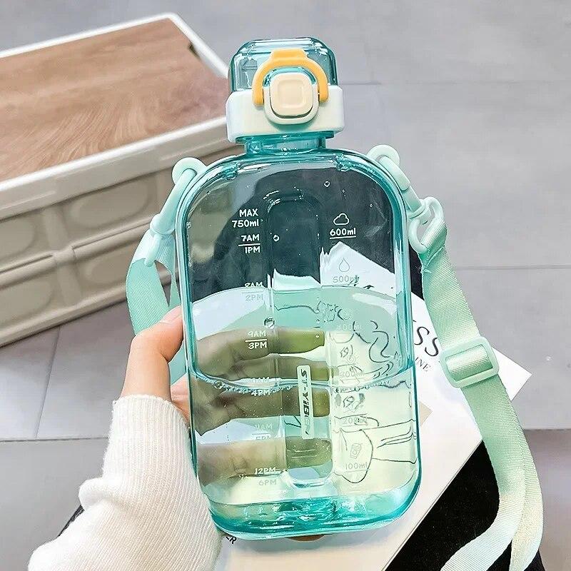Flache, quadratische, transparente Wasserflasche, tragbare Reise-Kantine mit verstellbarem Riemen, elegante, schlanke Flasche für Sport, Camping