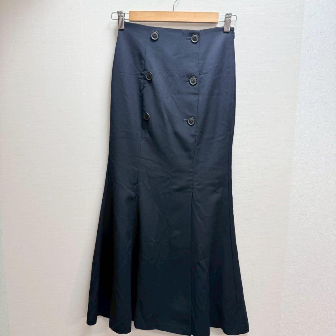 [LILY BROWN] Button detail semi-flare skirt navy rubber buttons