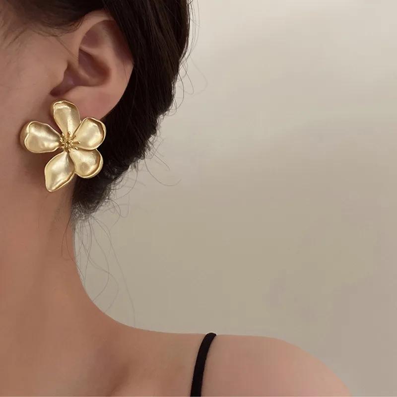2024 Gold Color Matte Texture Metal Flower Retro Earrings for Women Girls Personalized Fashionable Party  Birthday Gifts