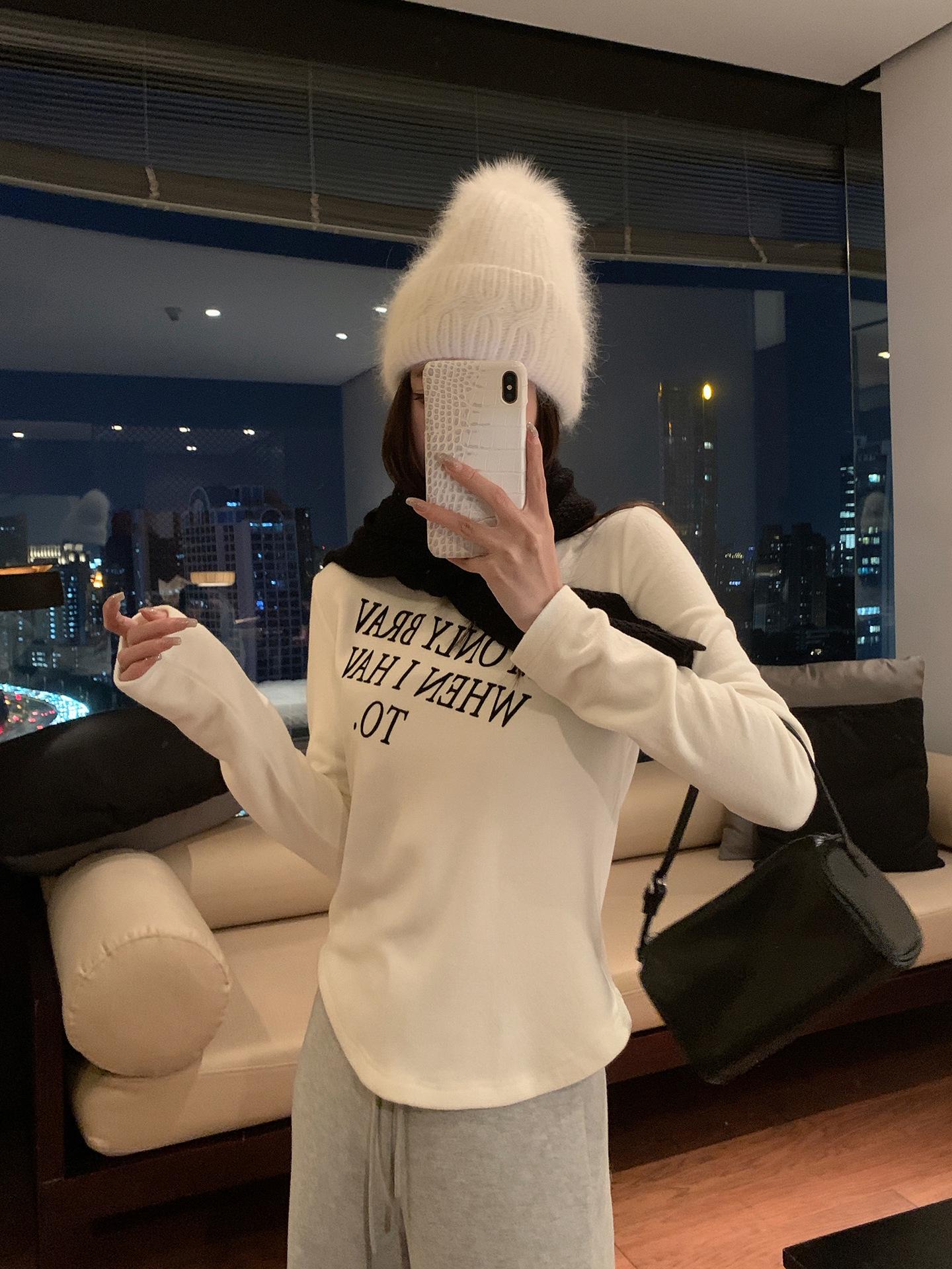 Baisiwang Women s Winter Flocked Letter Base Layer: Double-Sided Brushed, Round Neck, Long Sleeve, Loose-Fit Versatile T-Shirt. Small белый