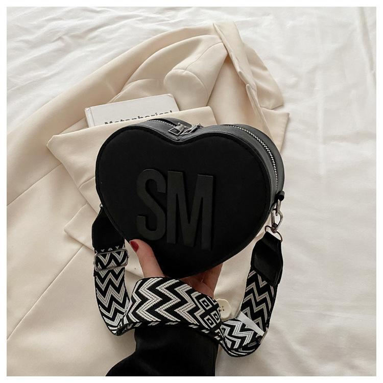 

2025 spring and summer new fashion foreign style heart-shaped bag simple trend shoulder bag casual sweet personality messenger bag women чорний
