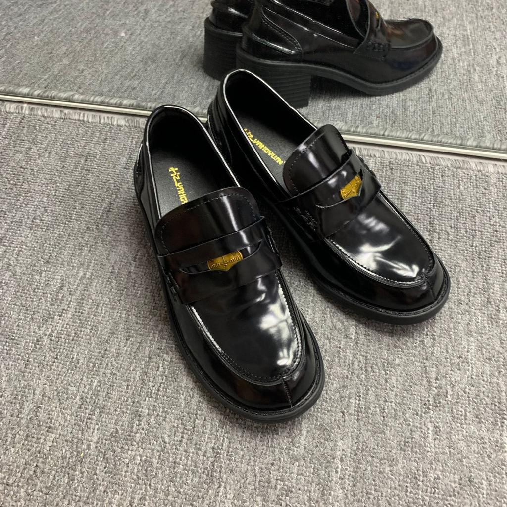 Der Spot wird in Sekunden gesendet! Traubenmutter hat den gleichen Retro-britischen Stil runden Kopf kleine Goldmünze mit dickem Absatz und Plateau-Loafer.