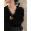 Svart damtröja med v-ringning och fransk spets - lös passform, stickad bas, perfekt för höst och vår.