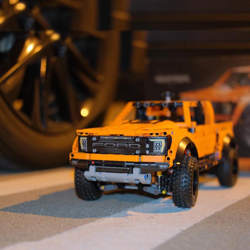 1379pcs Technology 1:10 Vehicle Assembled Brick Toy Gift for Boys and Children