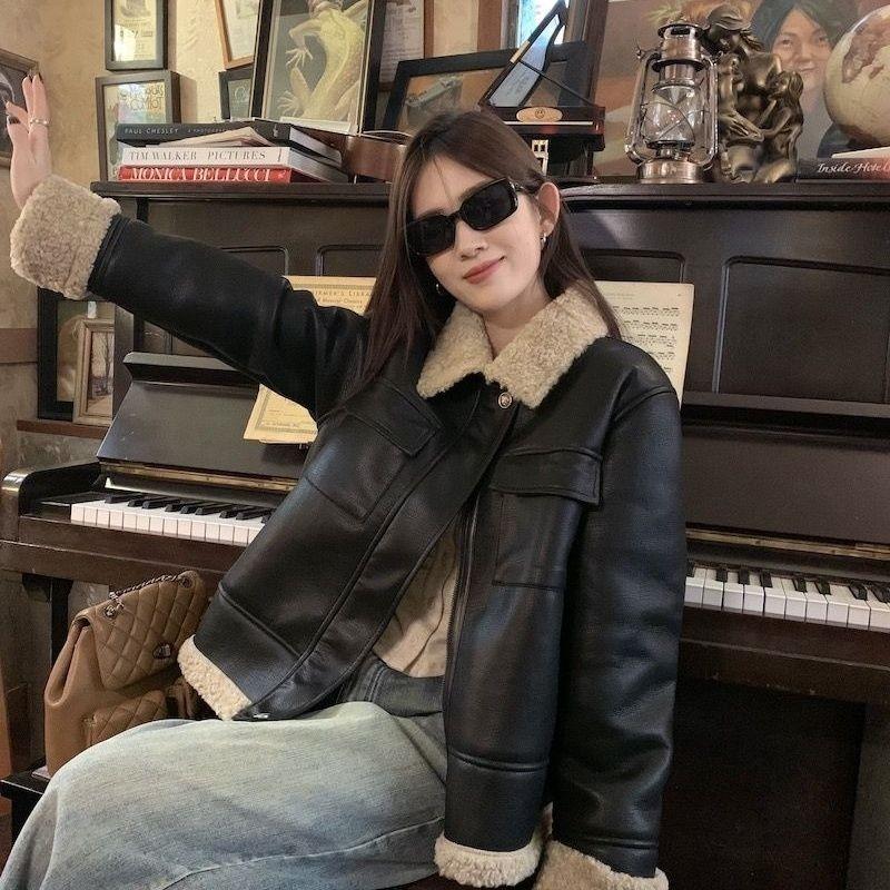 Fur jacket lapel leather jacket women's winter thickened warm fur integrated loose top age-reducing locomotive wind