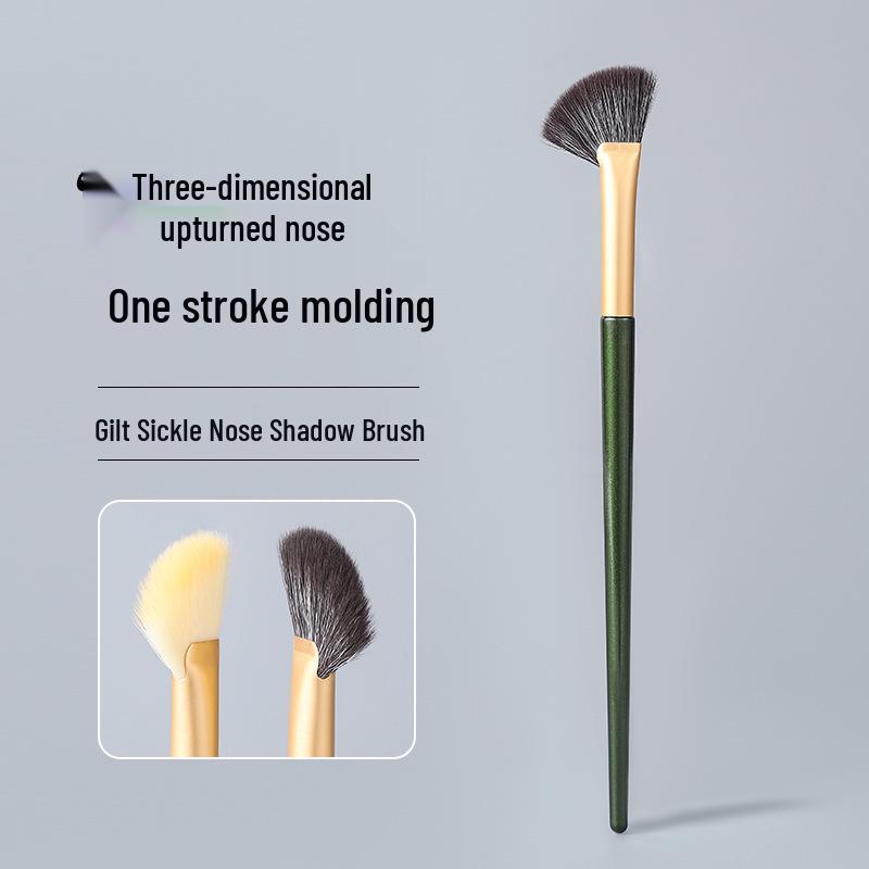 

Portable Angled Nose & Contour Brush: Semicircular Design for Concealer, Highlighter, and Blending Standard білий