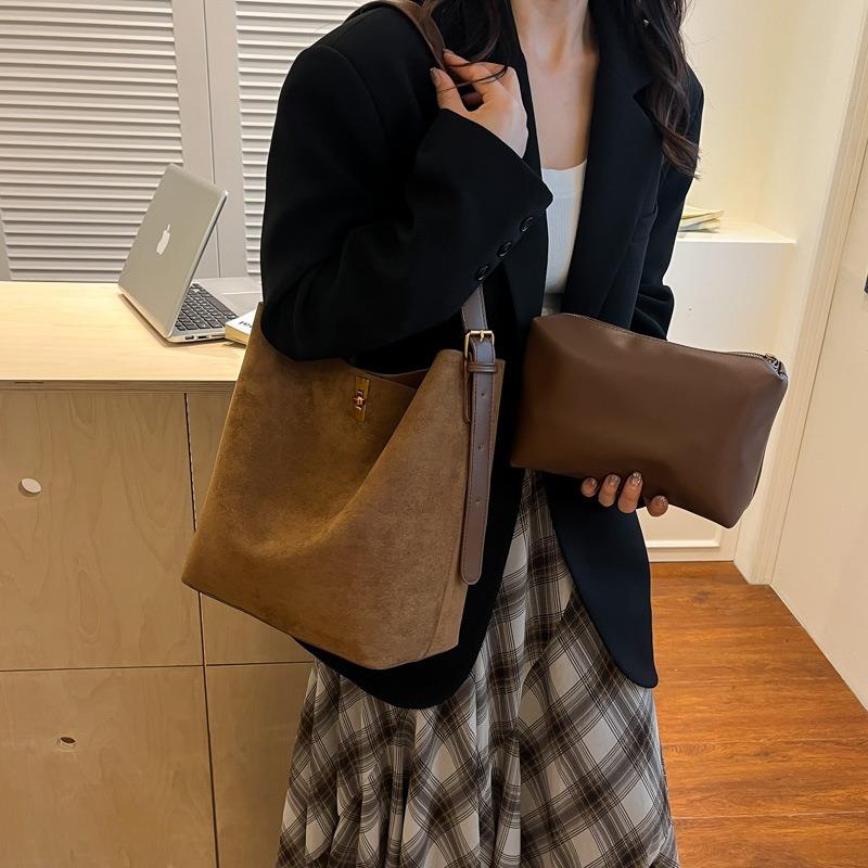 Autumn and Winter Bucket Bag Retro Suede Large-capacity Tote Bag Women's New Versatile Single Shoulder Messenger Mother and Child Bag