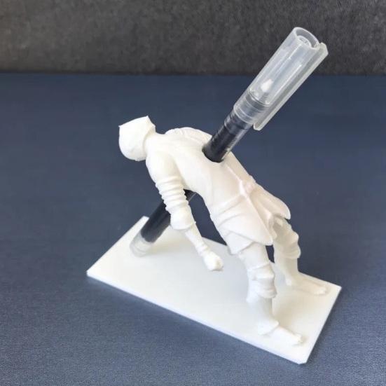 Porta-canetas Assassino Impresso em 3D Organizador de Mesa Criativo com Design de Flecha Suporte de Caneta Engraçado de Novidade para Escritório Escola Decoração Única de Mesa
