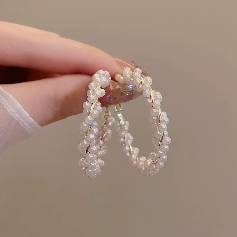 Circle Pearl Ear Clip: Elegant, Versatile, Large Party Hoops