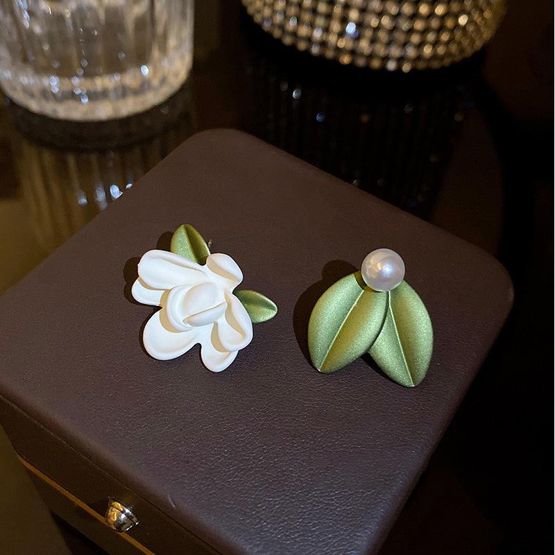 1 Pair Of Asymmetrical Gardenia Earrings, Women'S Temperament Flower Earrings, Fashionable Jewelry Accessories