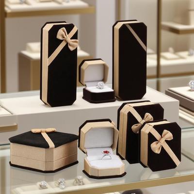 Samt-Ausstellungs-Schmuck-Geschenkbox Schmuckverpackung für Ringe Armbänder Halsketten Sets Exquisite Schleife Achteckige Schmuckschatulle