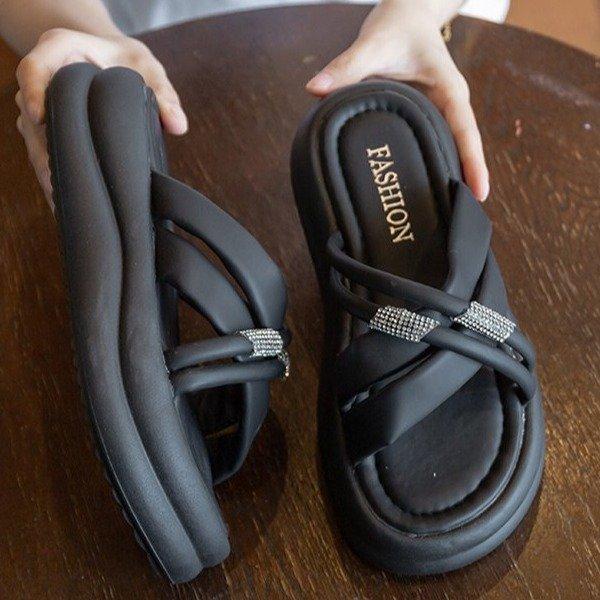 

Крутые тапочки женские летние для улицы 2025 новые мягкая подошва нескользящие на одном ремешке стразы на толстой подошве пляжные тапочки 40