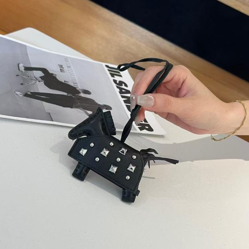 Üst Düzey El Yapımı Deri Zırhlı Savaş Atı Kolye Ucu Moda Gümüş Perçinli At Çantası Süsü Aksesuarları Araba Kolye Ucu Doğum Günü Hediyesi