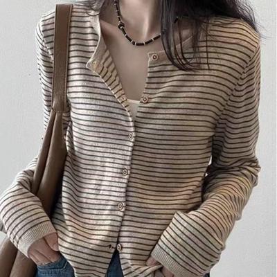 Un Nuovo Cardigan Lavorato a Maglia a Righe da Donna, Abbinato a un Maglione a Maniche Lunghe Girocollo
