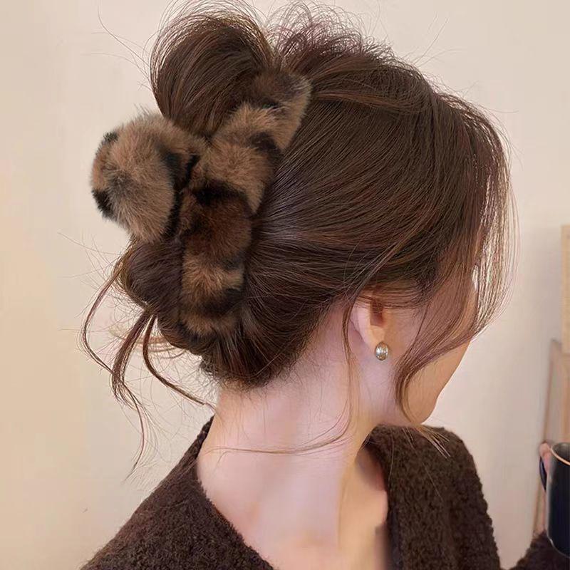 Leopard Print Plush Claw Clip for Women: High-End 2025 Large Hair Accessory for Autumn/Winter Updo