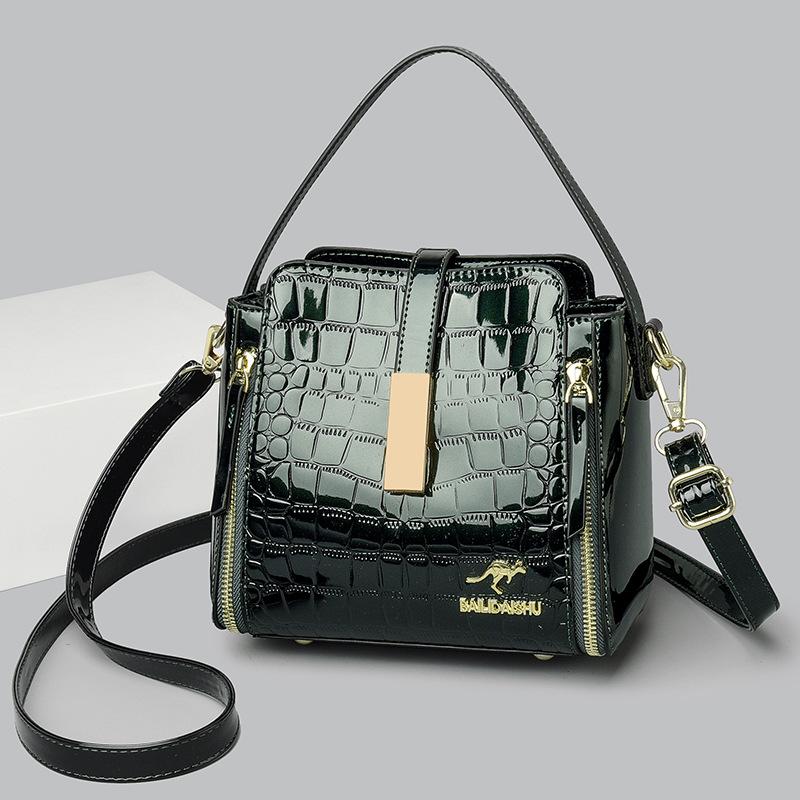 Eine trendige und stilvolle Umhängetasche und eine tragbare Mama-Tasche