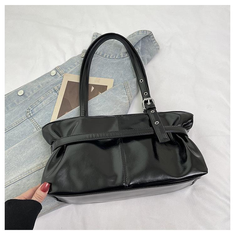 

Oil wax leather foreign gas shoulder bag women s 2025 new retro large-capacity armpit bag fashionable and advanced commuter bag