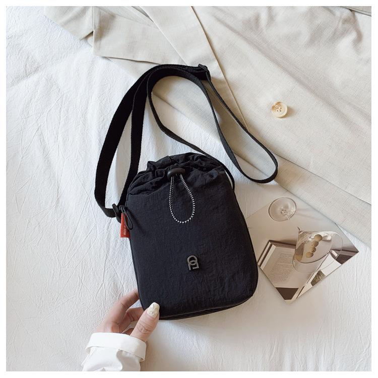 

2025 new messenger mobile phone mini bag women s niche design high sense summer light cloth bag water cup bag tide чёрный