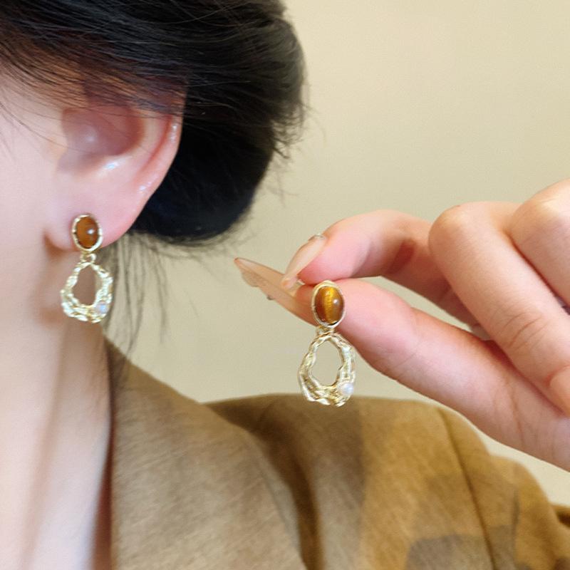 Retro Imitation Tiger's Eye Stone Pearl Stud Earrings Women's Light Luxury Design Earrings Maillard Ear Jewelry