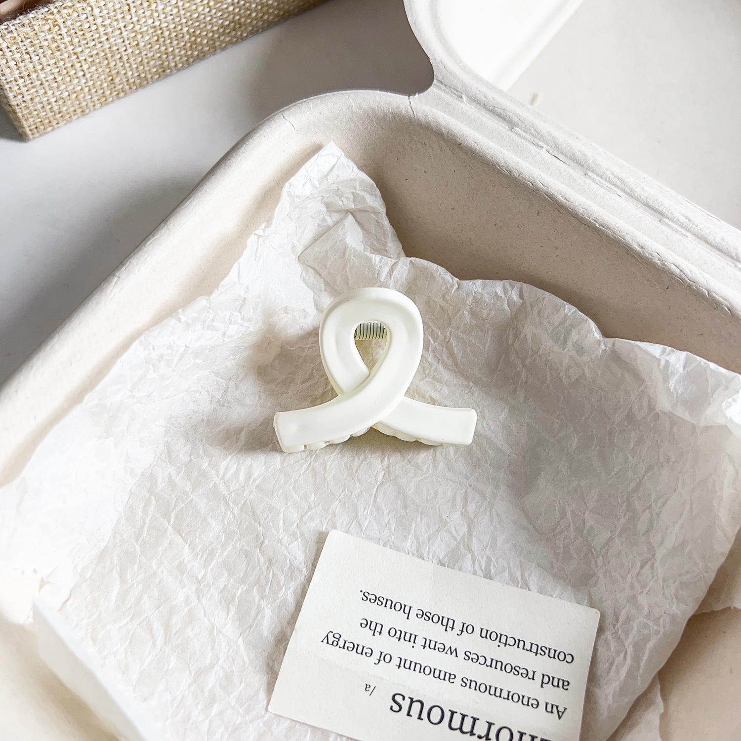 

Универсальная заколка для волос в виде акулы с матовым цветочным узором для хвостиков и полузавязанных причесок PS