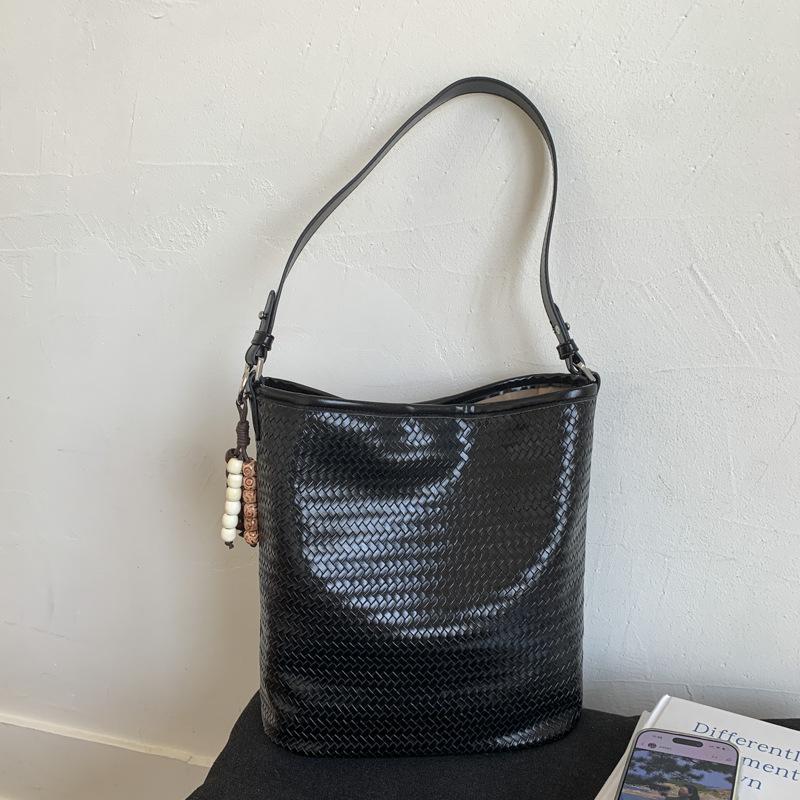 

Foreign trade women s 2025 autumn new woven shoulder armpit bag retro bucket bag popular versatile messenger bag 30*12*28 чорний