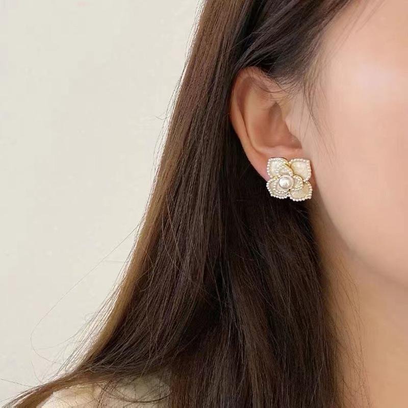 Boucles d'oreilles créatives à clous avec fleurs de camélia en émail perlé pour femmes, simples, mode, douces, personnalité, tempérament, bijoux minimalistes