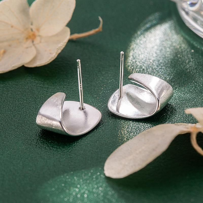 Schicke Geometrische Gebürstete Gold-Steckohrringe: Elegant, Modisch & Vielseitig für Damen.