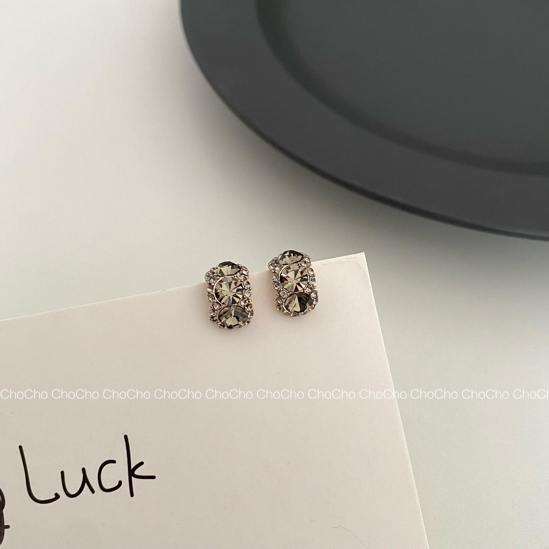 

2025 Изысканные ретро-серьги в форме буквы C из черного циркония для женщин — легкая роскошь и изысканная простота