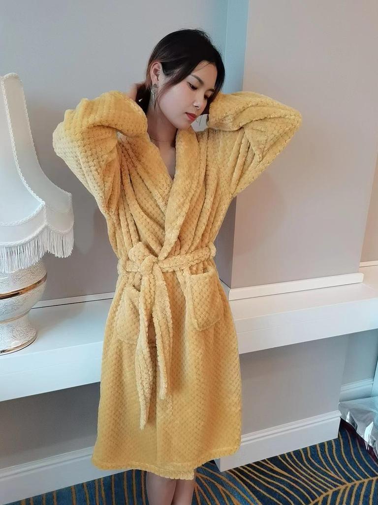 Damen Flanell Morgenmantel in mittlerer Länge: Plüschiger Samt Dicker Korallenfleece Yukata für Herbst und Winter.