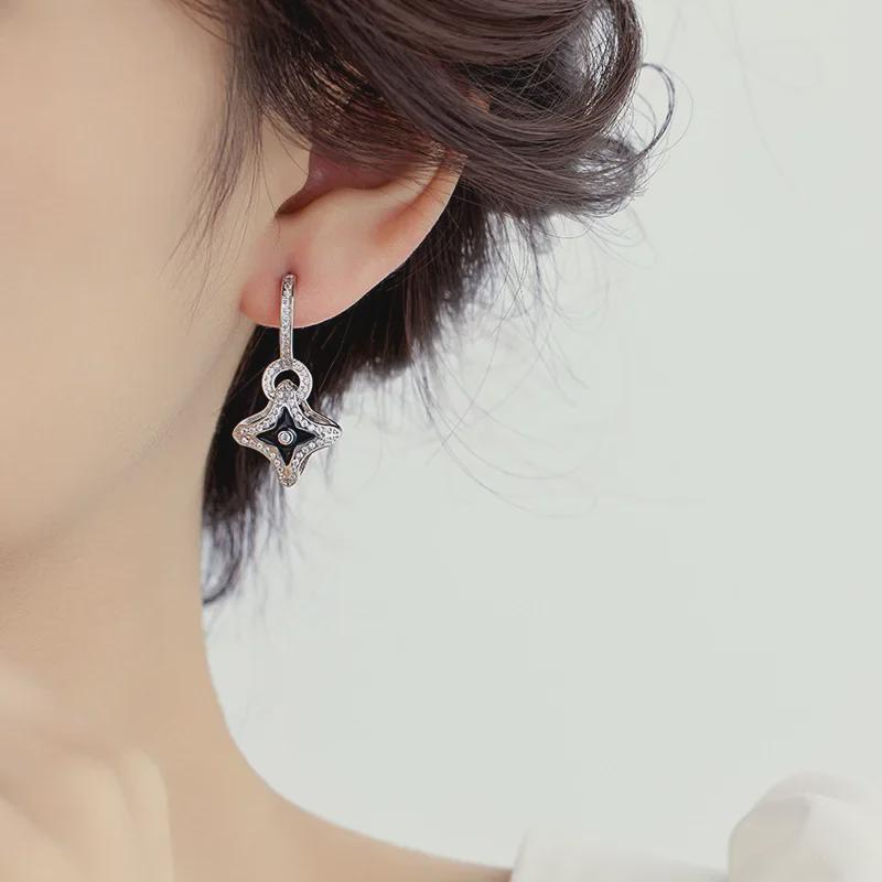 Elegantní geometrické náušnice s čtyřlístkem a zirkony: Vysoce kvalitní retro styl pro ženy