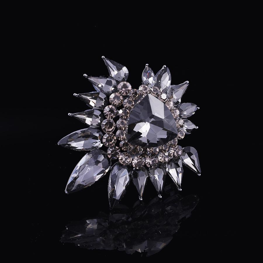 Luxurious Court-style Crystal Brooch, High-end Mistake, Light Luxury Design Sense, Niche Brooch, Grand Suit Corsage