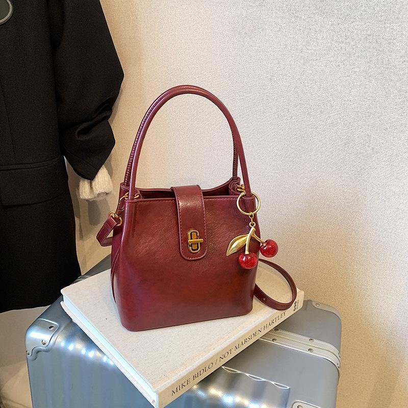 

2025 autumn new casual fashion simple commuting Korean women retro niche portable messenger bag bucket bag no pendant бордовий