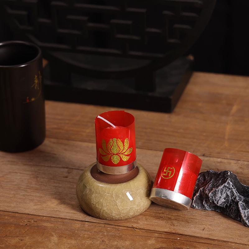Qingming-Fest Gräberopfer: Kleine Kerzen, Räucherpapier, Räucherstäbchen und Höllenpapier.