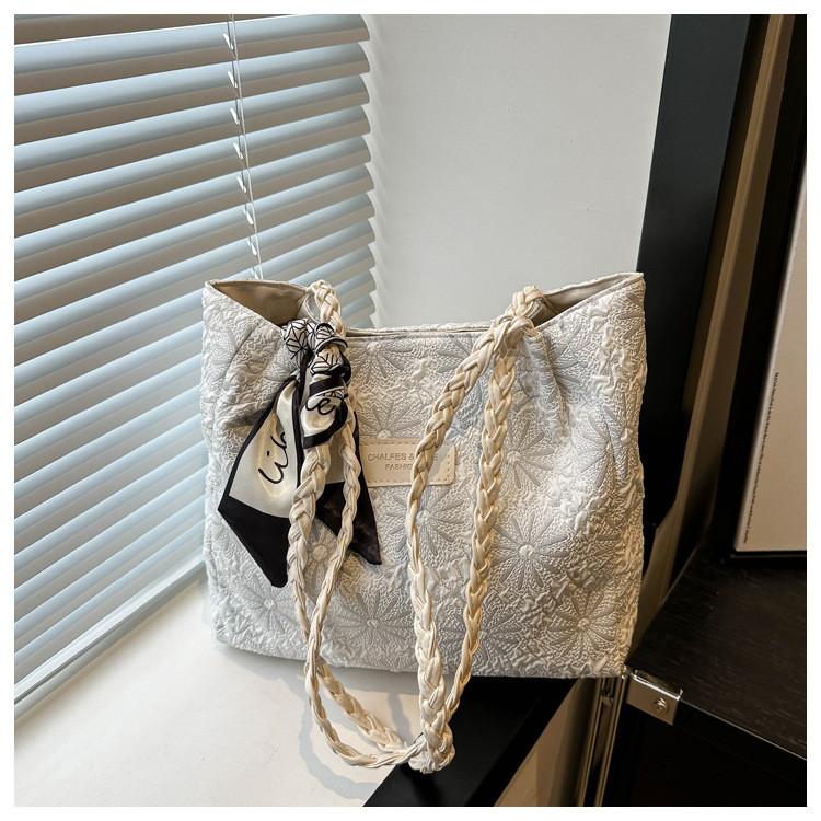 Street Style Large Capacity Tote Bag For Women With Zipper Closure For Casual Travel