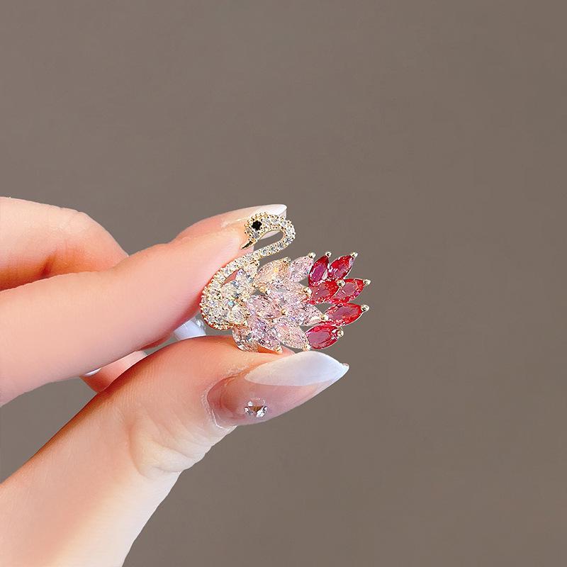 Elegant Cartoon Brooch: Women's High-End Cute Corsage Pin